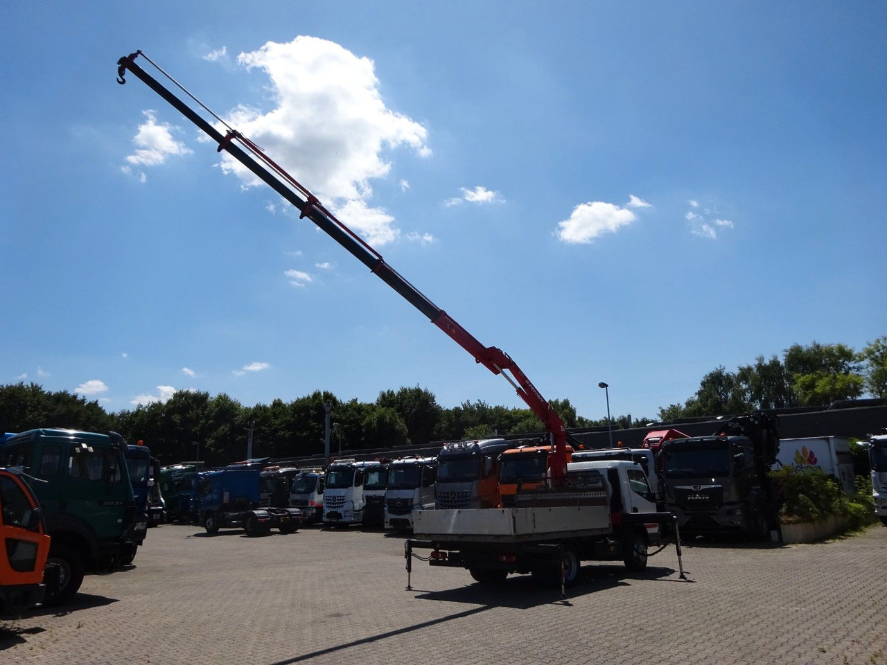 Mitsubishi Fuso Canter 7C18 + Ferrari F571 Kran - 플랫베드 밴 : 사진 4 Mitsubishi Fuso Canter 7C18 + Ferrari F571 Kran - 플랫베드 밴 : 사진 4