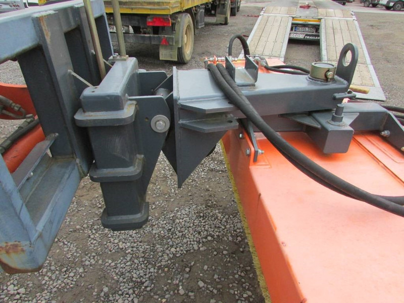 Tuchel Profi 600-230 Kehrbesen / 6.500 EUR - 부착물 건설기계 용 : 사진 4 Tuchel Profi 600-230 Kehrbesen / 6.500 EUR - 부착물 건설기계 용 : 사진 4