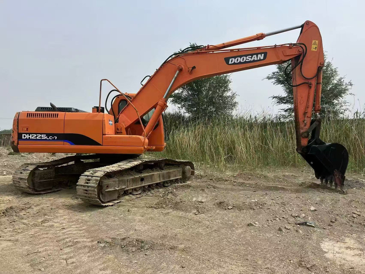 DOOSAN DH225LC-7 - 크롤러 굴삭기 : 사진 1 DOOSAN DH225LC-7 - 크롤러 굴삭기 : 사진 1