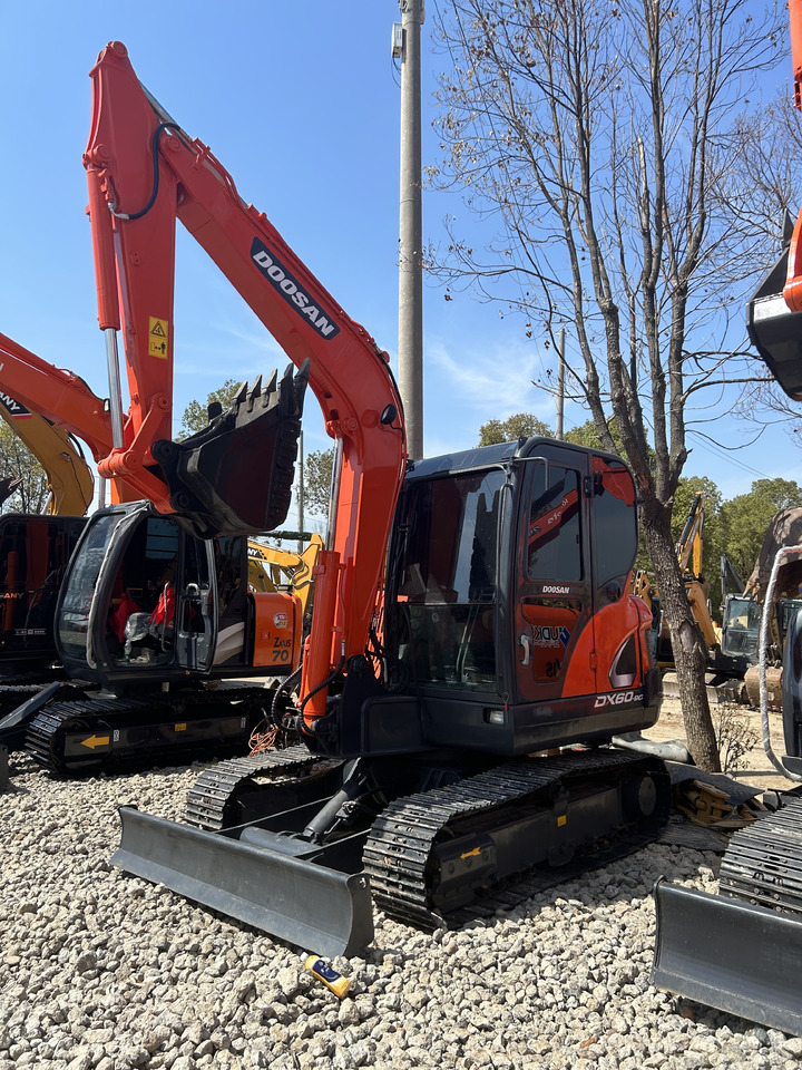 Doosan DX60 - 크롤러 굴삭기 : 사진 3 Doosan DX60 - 크롤러 굴삭기 : 사진 3