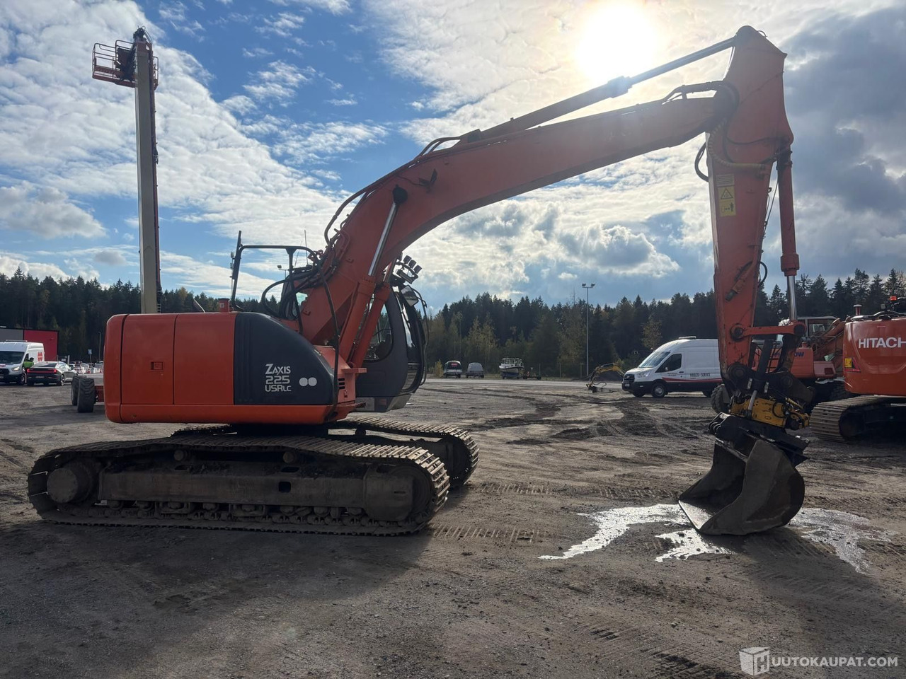 Hitachi ZX 225 USR lc kaivinkone, Lieto - 크롤러 굴삭기 : 사진 2 Hitachi ZX 225 USR lc kaivinkone, Lieto - 크롤러 굴삭기 : 사진 2