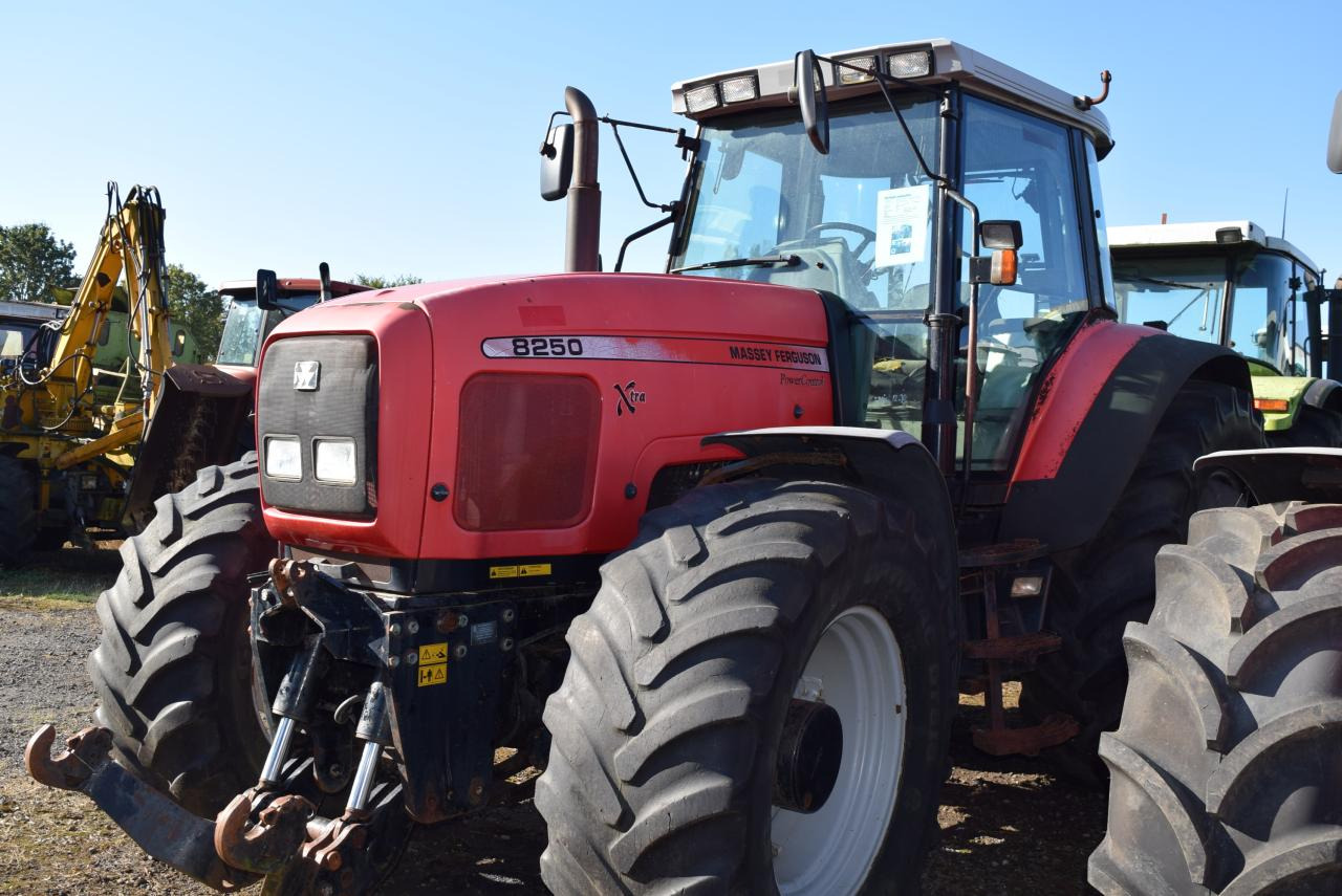Massey Ferguson MF 8250 - 장궤형 트랙터 : 사진 1 Massey Ferguson MF 8250 - 장궤형 트랙터 : 사진 1
