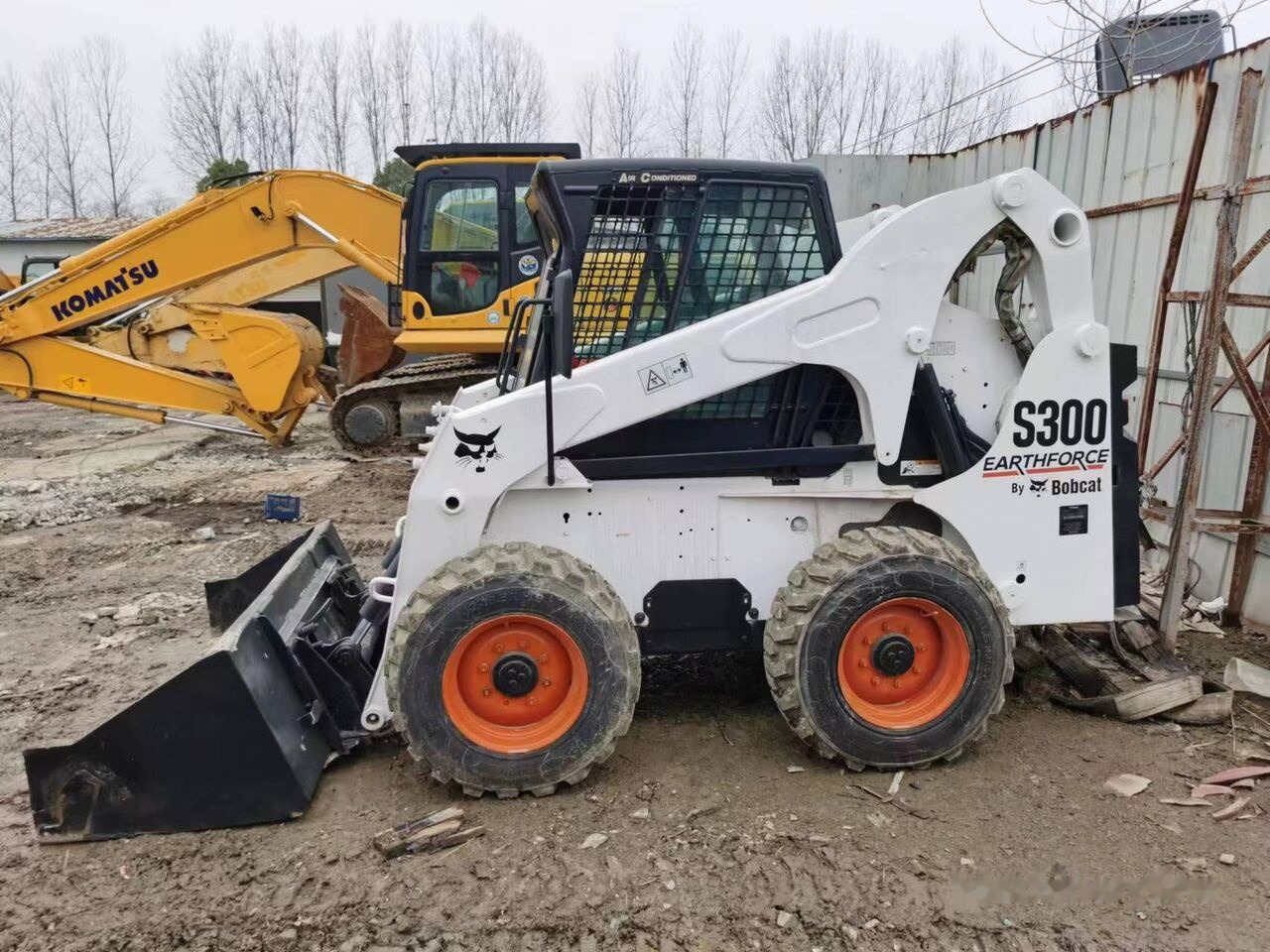 Bobcat S300 - 스키드 스티어 로더 : 사진 3 Bobcat S300 - 스키드 스티어 로더 : 사진 3