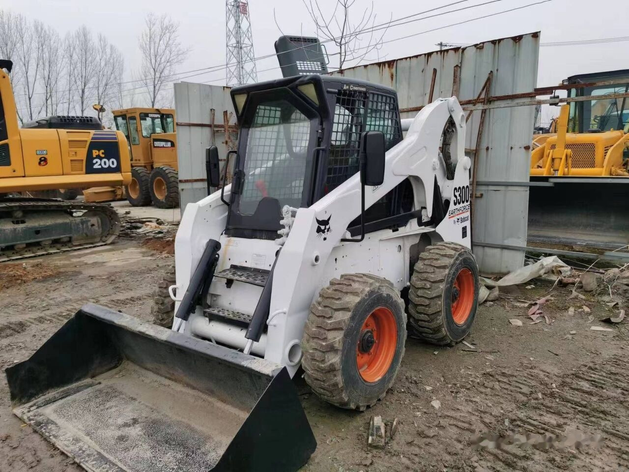 Bobcat S300 - 스키드 스티어 로더 : 사진 2 Bobcat S300 - 스키드 스티어 로더 : 사진 2