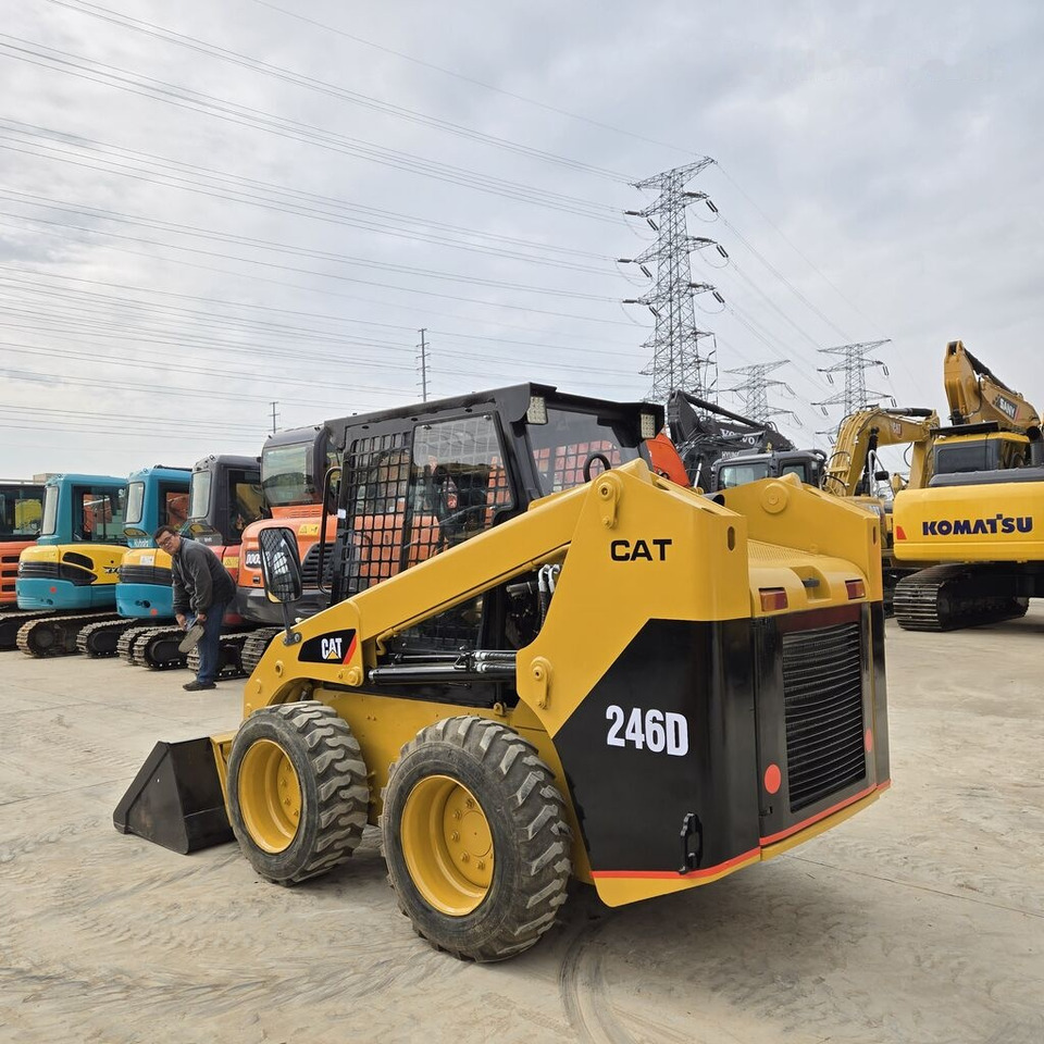 스키드 스티어 로더 Caterpillar 246D : 사진 7 스키드 스티어 로더 Caterpillar 246D : 사진 7