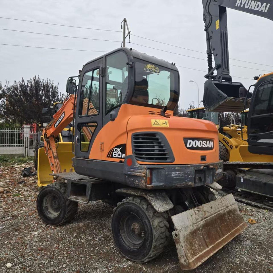 DOOSAN DX60W - 휠 굴삭기 : 사진 5 DOOSAN DX60W - 휠 굴삭기 : 사진 5