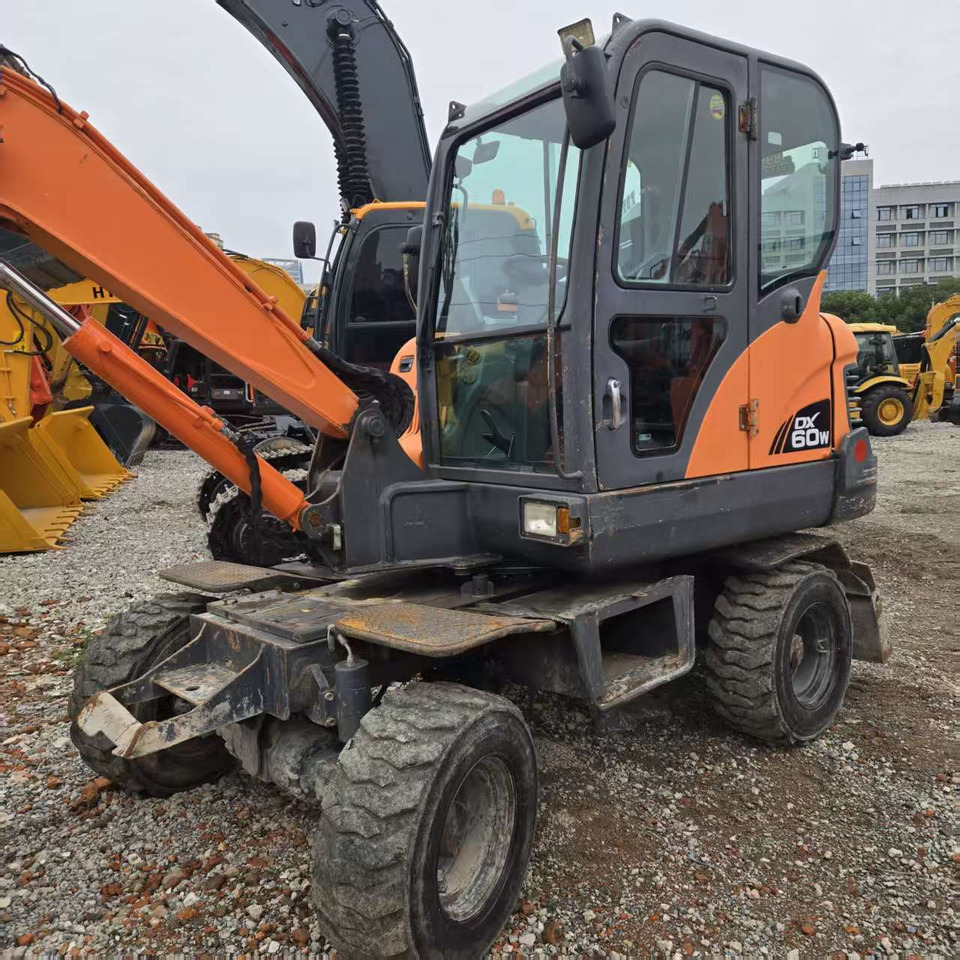 DOOSAN DX60W - 휠 굴삭기 : 사진 3 DOOSAN DX60W - 휠 굴삭기 : 사진 3
