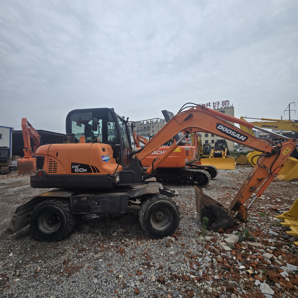 DOOSAN DX60W - 휠 굴삭기 : 사진 1 DOOSAN DX60W - 휠 굴삭기 : 사진 1