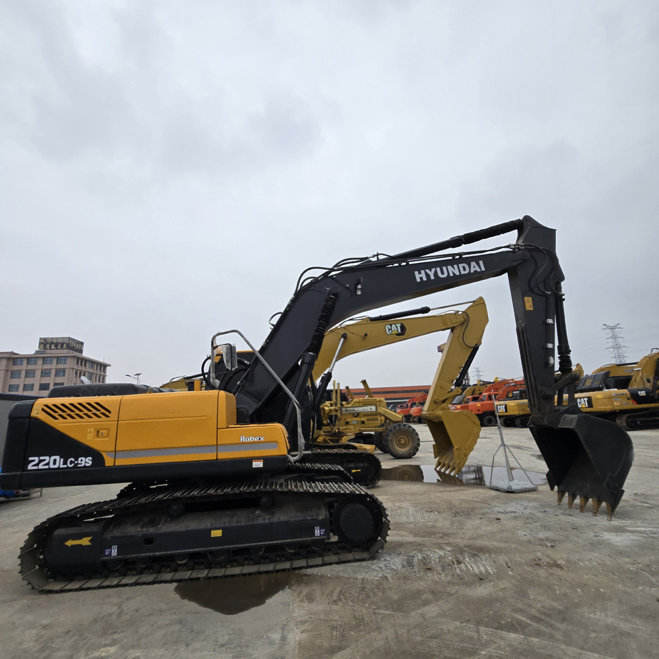 Hyundai R220LC-9S - 크롤러 굴삭기 : 사진 2 Hyundai R220LC-9S - 크롤러 굴삭기 : 사진 2