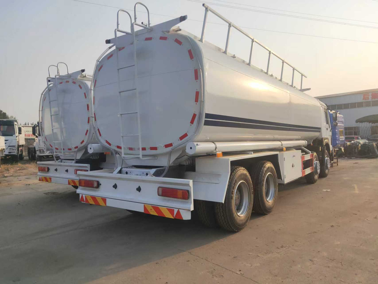 SINOTRUK HOWO Fuel Tank - 유조트럭 : 사진 4 SINOTRUK HOWO Fuel Tank - 유조트럭 : 사진 4