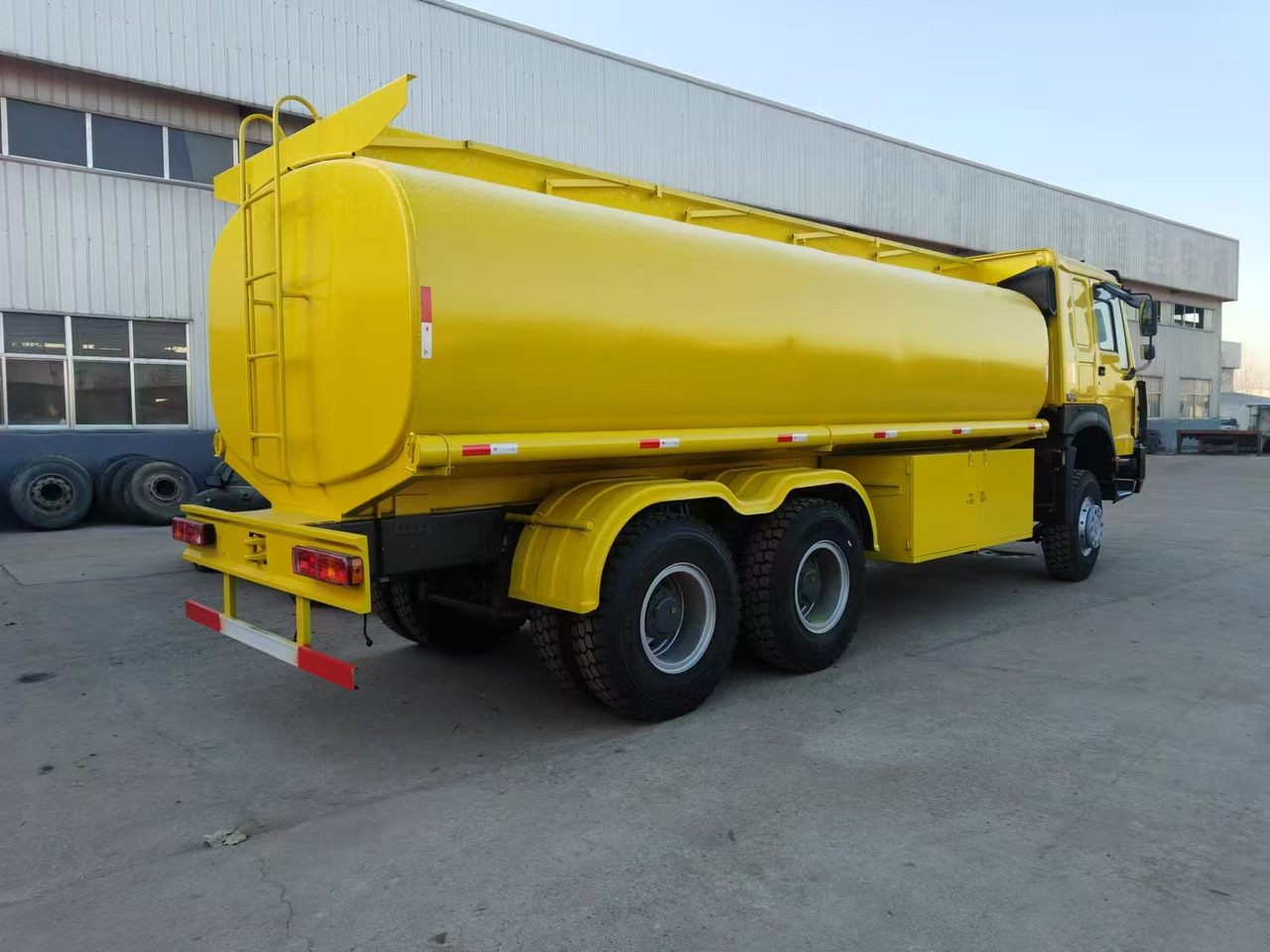 SINOTRUK HOWO - 유조트럭 : 사진 3 SINOTRUK HOWO - 유조트럭 : 사진 3