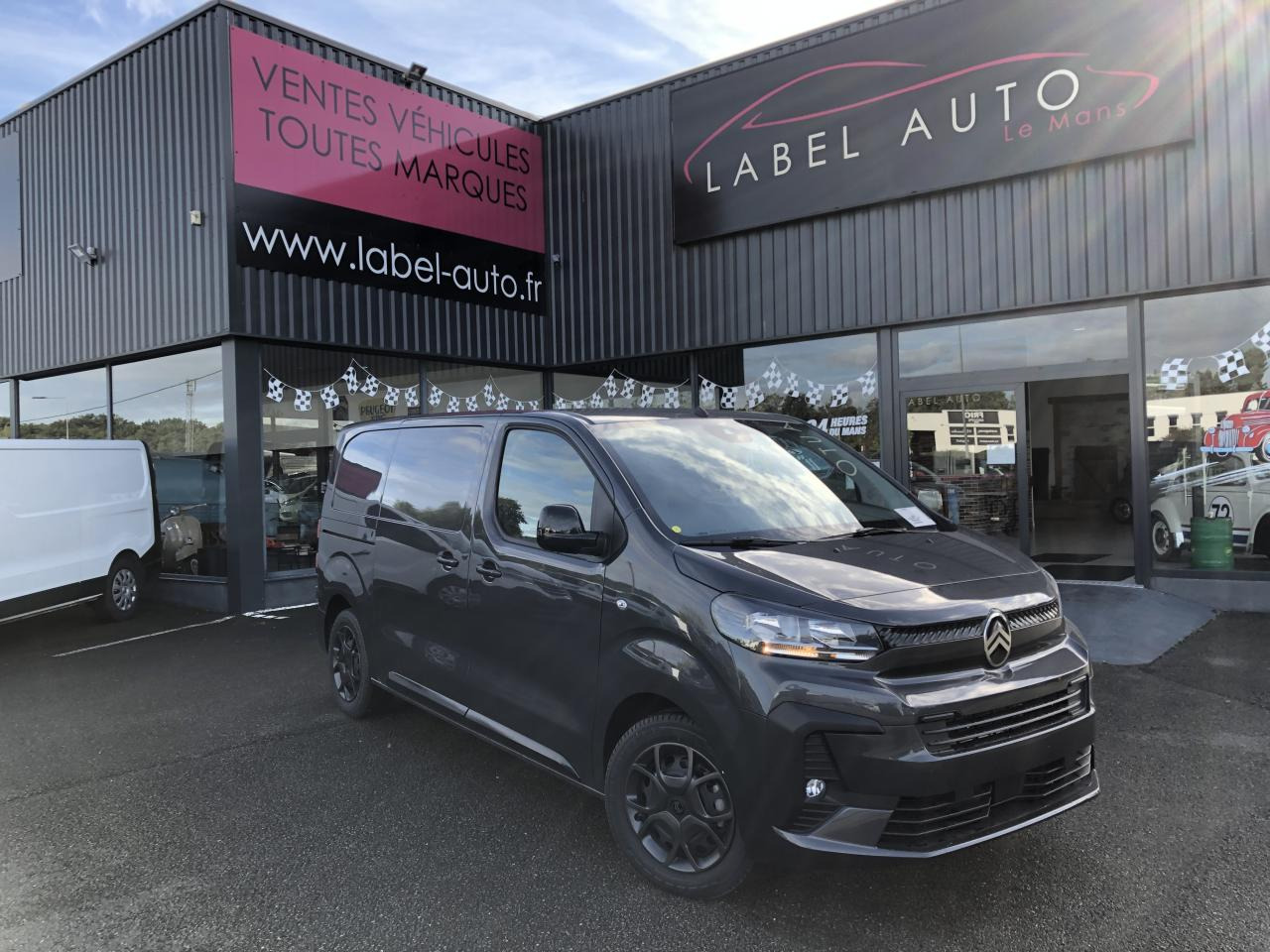 CITROEN Jumpy M 2.0 BlueHDi - 180 S&S - BV EAT8 III FOURGON . PHASE 2 - 패널 밴 : 사진 1 CITROEN Jumpy M 2.0 BlueHDi - 180 S&S - BV EAT8 III FOURGON . PHASE 2 - 패널 밴 : 사진 1