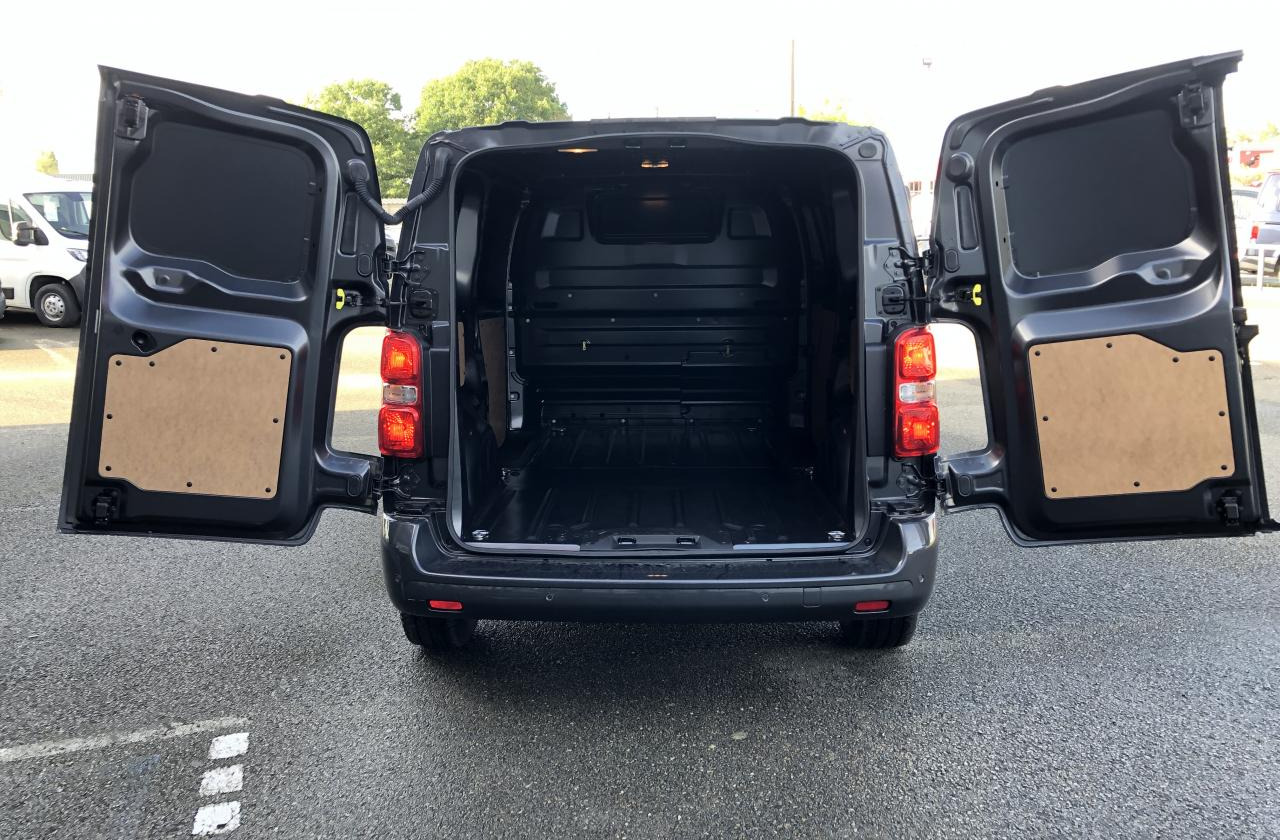 CITROEN Jumpy M 2.0 BlueHDi - 180 S&S - BV EAT8 III FOURGON . PHASE 2 - 패널 밴 : 사진 3 CITROEN Jumpy M 2.0 BlueHDi - 180 S&S - BV EAT8 III FOURGON . PHASE 2 - 패널 밴 : 사진 3