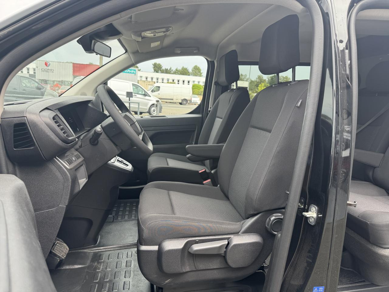 Citroen Jumpy XL 2.0 BLUEHDI 180CH S&S CABINE APPROFONDIE FIXE EAT8 5 PLACES - 콤비 밴 : 사진 4 Citroen Jumpy XL 2.0 BLUEHDI 180CH S&S CABINE APPROFONDIE FIXE EAT8 5 PLACES - 콤비 밴 : 사진 4