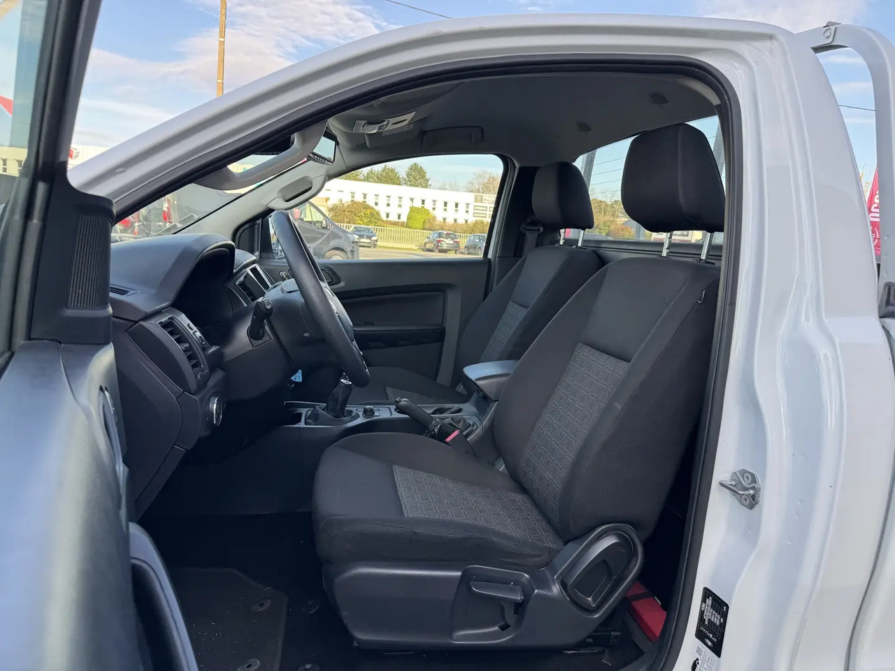 Ford Ranger 2.0 TDCI 170CH SIMPLE CABINE XL - 픽업트럭 : 사진 5 Ford Ranger 2.0 TDCI 170CH SIMPLE CABINE XL - 픽업트럭 : 사진 5