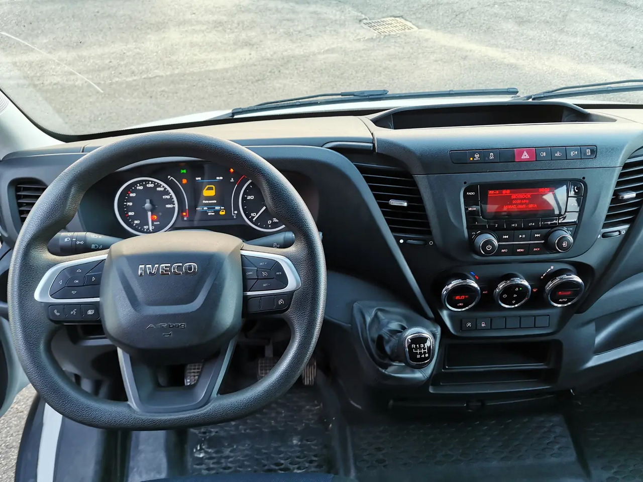 Iveco Daily 35C14 EMPATTEMENT 3750 - 덤프 밴 : 사진 4 Iveco Daily 35C14 EMPATTEMENT 3750 - 덤프 밴 : 사진 4