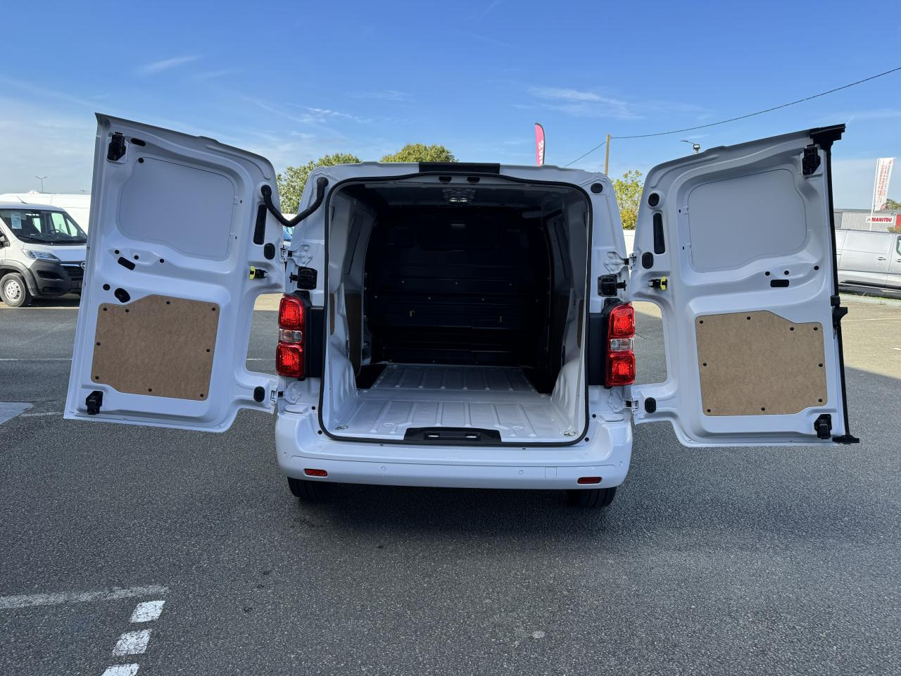 PEUGEOT Expert M 2.0 BlueHDi - 145 S&S - BV EAT8 III FOURGON Fourgon PHASE 2 - 패널 밴 : 사진 3 PEUGEOT Expert M 2.0 BlueHDi - 145 S&S - BV EAT8 III FOURGON Fourgon PHASE 2 - 패널 밴 : 사진 3