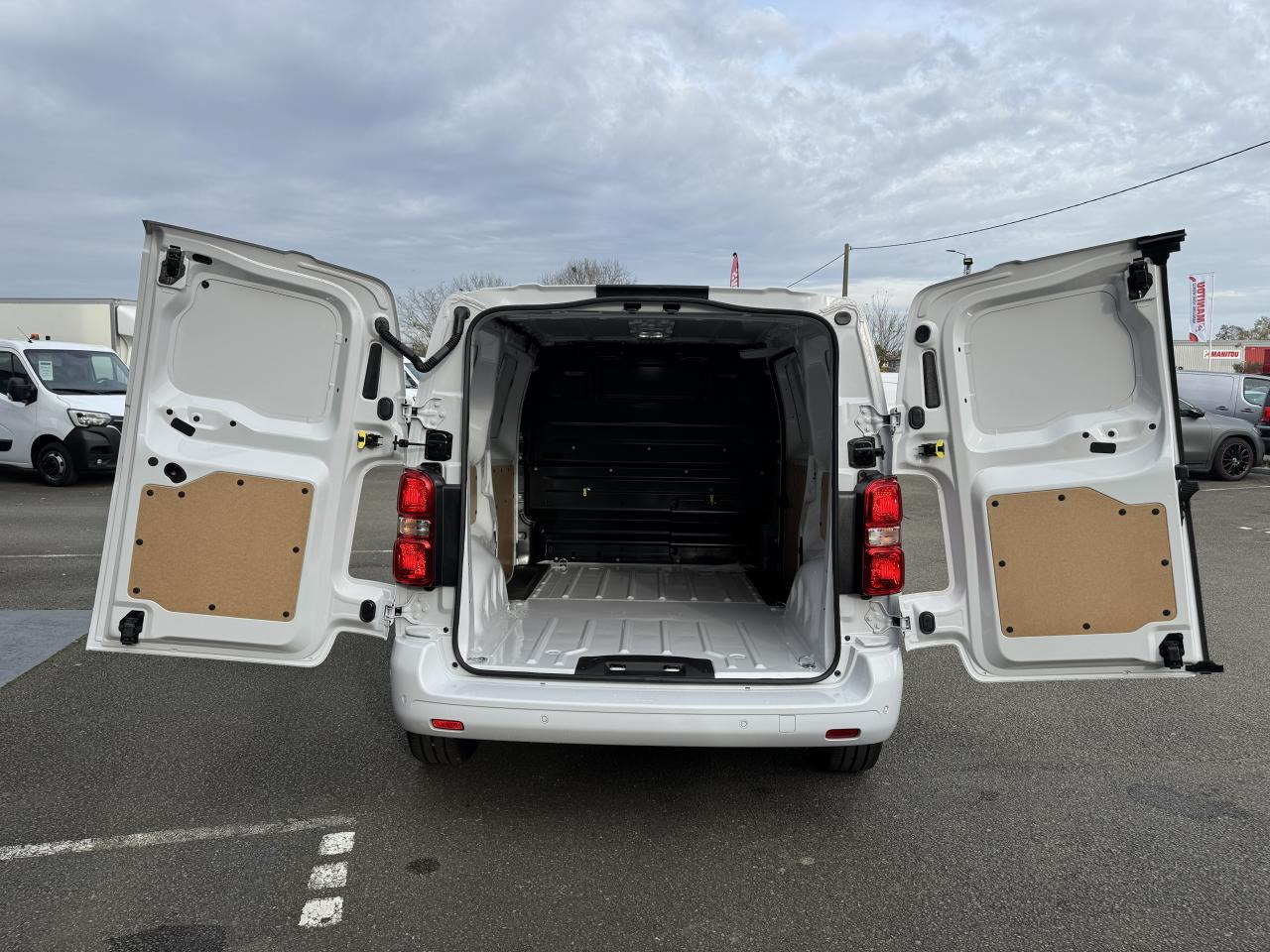 PEUGEOT Expert M 2.0 BlueHDi - 145 S&S - BV EAT8 III FOURGON Fourgon PHASE 2 - 패널 밴 : 사진 3 PEUGEOT Expert M 2.0 BlueHDi - 145 S&S - BV EAT8 III FOURGON Fourgon PHASE 2 - 패널 밴 : 사진 3