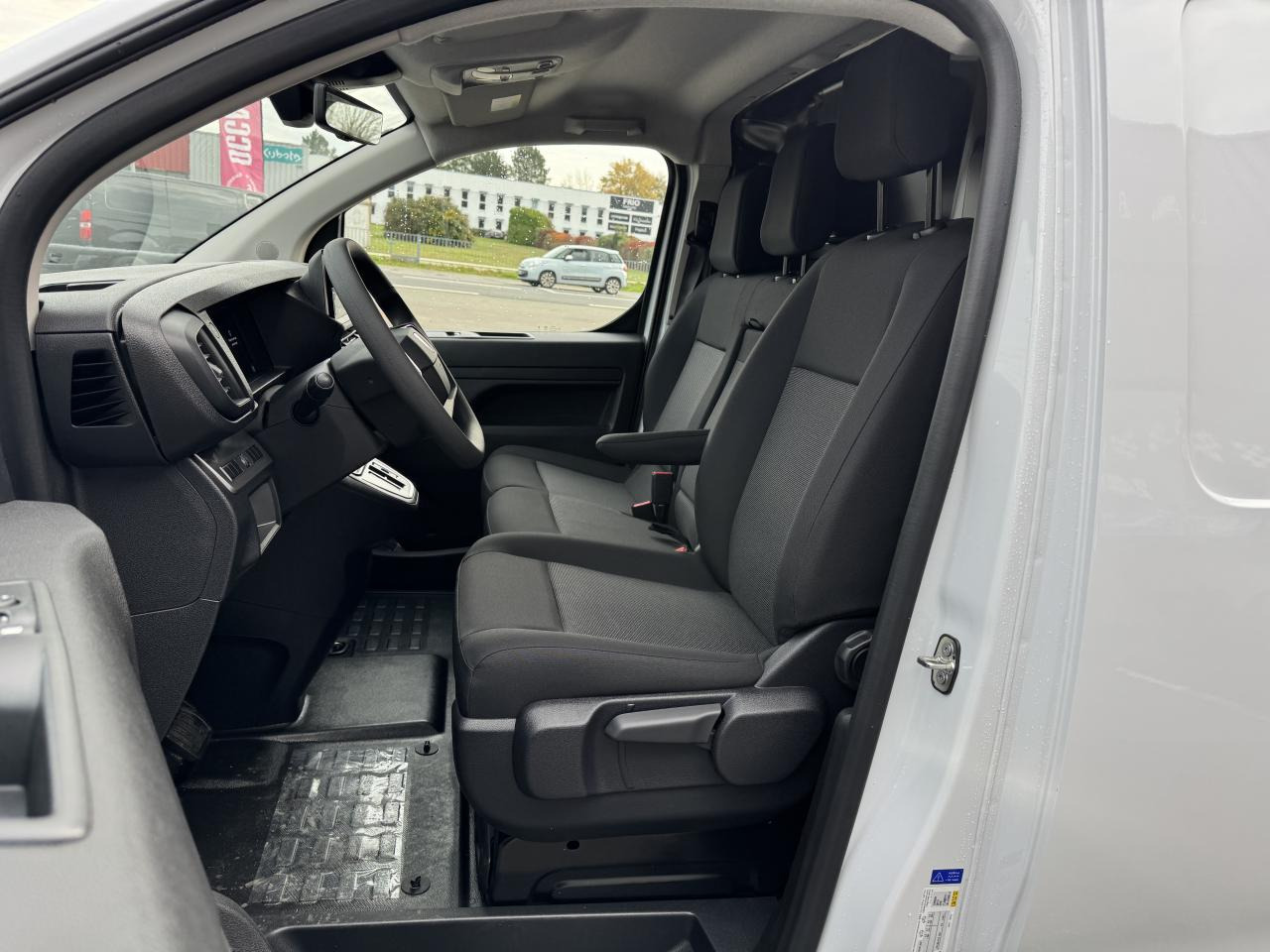 PEUGEOT Expert M 2.0 BlueHDi - 145 S&S - BV EAT8 III FOURGON Fourgon PHASE 2 - 패널 밴 : 사진 5 PEUGEOT Expert M 2.0 BlueHDi - 145 S&S - BV EAT8 III FOURGON Fourgon PHASE 2 - 패널 밴 : 사진 5