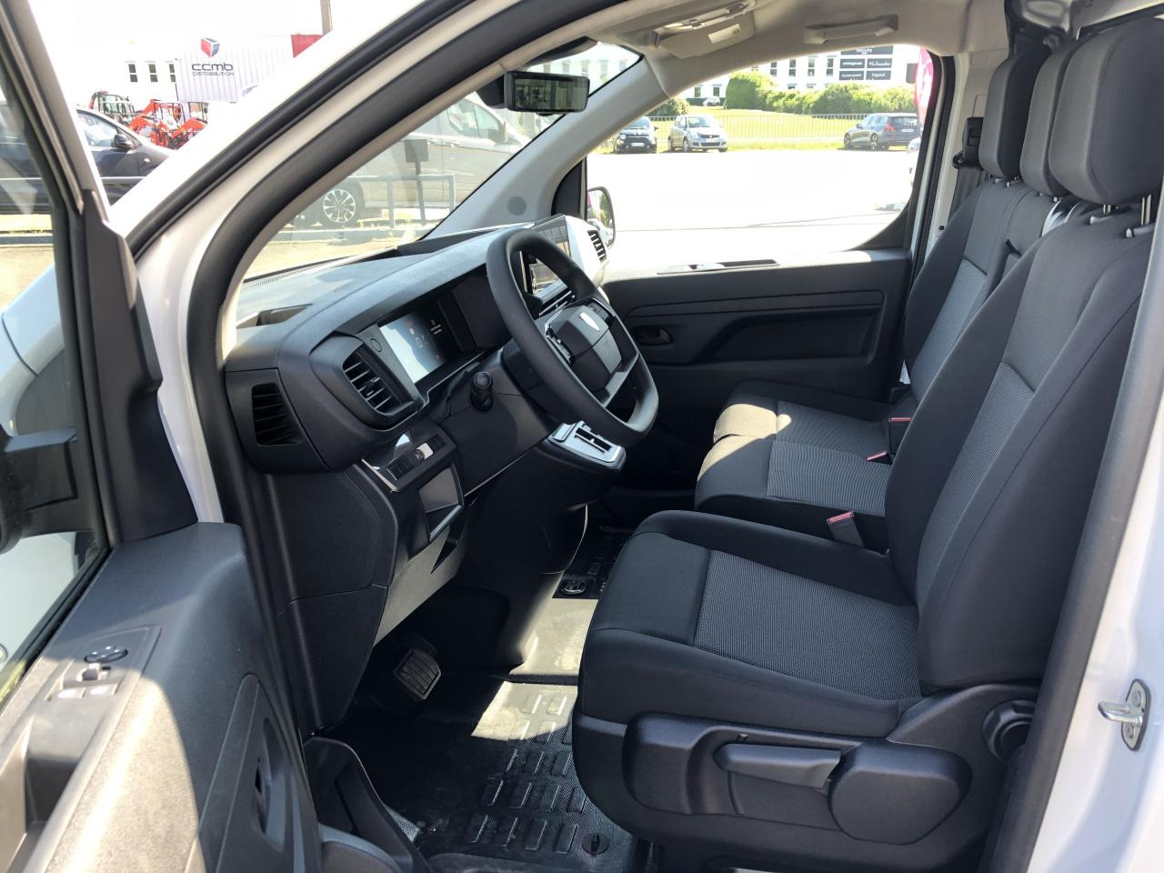 PEUGEOT Expert M 2.0 BlueHDi - 145 S&S - BV EAT8 III FOURGON Fourgon PHASE 2 - 패널 밴 : 사진 5 PEUGEOT Expert M 2.0 BlueHDi - 145 S&S - BV EAT8 III FOURGON Fourgon PHASE 2 - 패널 밴 : 사진 5