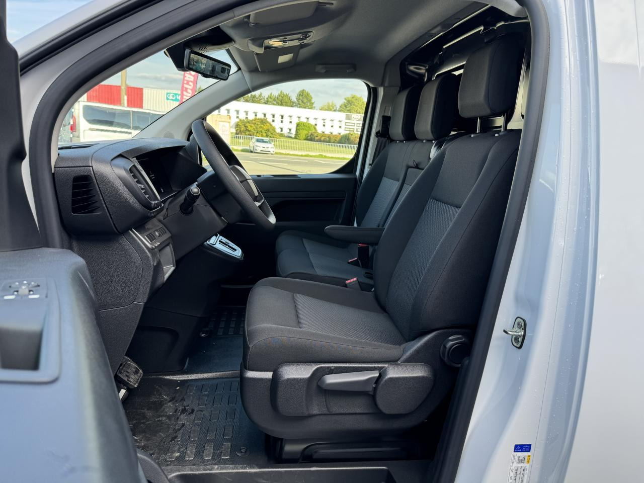 PEUGEOT Expert M 2.0 BlueHDi - 145 S&S - BV EAT8 III FOURGON Fourgon PHASE 2 - 패널 밴 : 사진 5 PEUGEOT Expert M 2.0 BlueHDi - 145 S&S - BV EAT8 III FOURGON Fourgon PHASE 2 - 패널 밴 : 사진 5