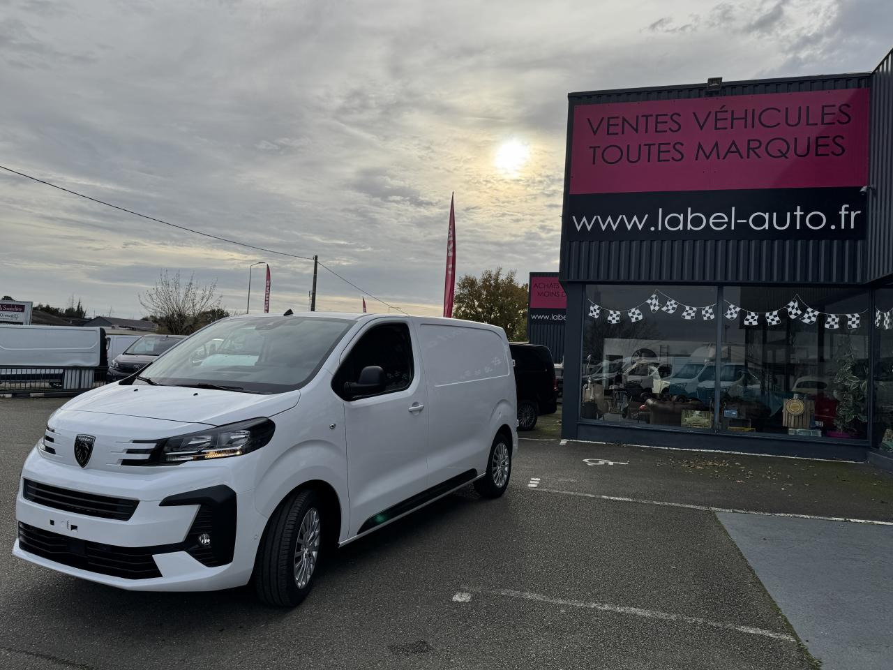 PEUGEOT Expert M 2.0 BlueHDi - 180 S&S - BV EAT8 III FOURGON Fourgon PHASE 2 - 패널 밴 : 사진 1 PEUGEOT Expert M 2.0 BlueHDi - 180 S&S - BV EAT8 III FOURGON Fourgon PHASE 2 - 패널 밴 : 사진 1