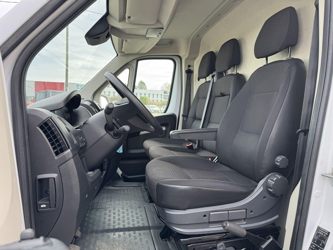 Peugeot Boxer 330 L1H1 2.2 BLUEHDI S&S 140CH ASPHALT - 소형 밴 : 사진 4 Peugeot Boxer 330 L1H1 2.2 BLUEHDI S&S 140CH ASPHALT - 소형 밴 : 사진 4