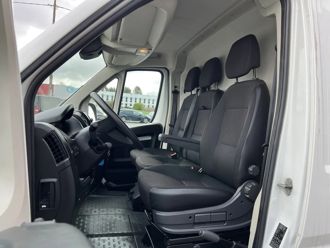 Peugeot Boxer 435 L4H3 2.2 BLUEHDI S&S 140CH ASPHALT - 패널 밴 : 사진 4 Peugeot Boxer 435 L4H3 2.2 BLUEHDI S&S 140CH ASPHALT - 패널 밴 : 사진 4