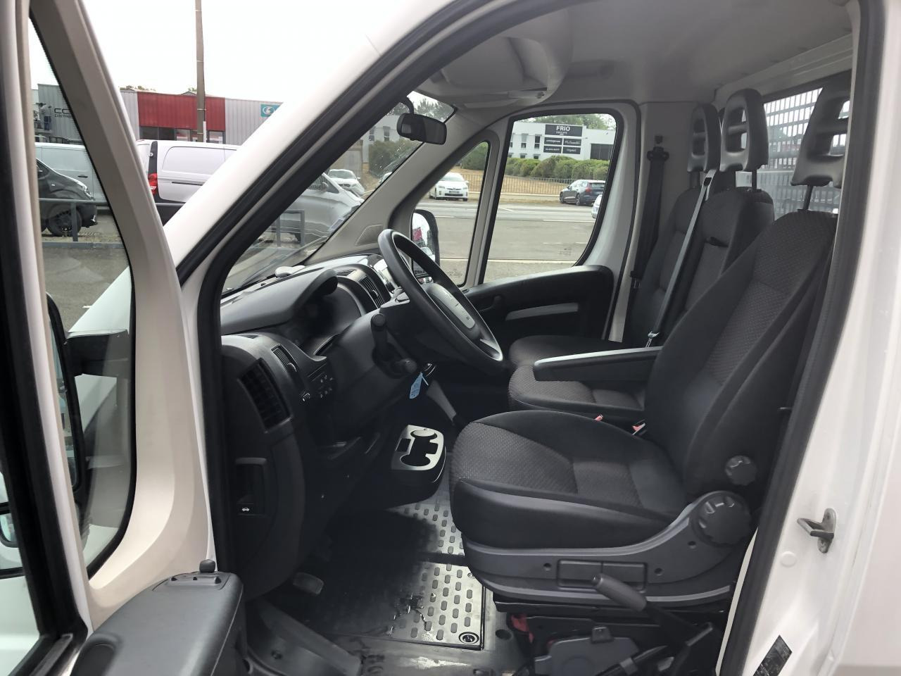 Peugeot Boxer PLATEAU 4M20 L4 2.2 BLUEHDI 140 S&S PREMIUM - 플랫베드 밴 : 사진 5 Peugeot Boxer PLATEAU 4M20 L4 2.2 BLUEHDI 140 S&S PREMIUM - 플랫베드 밴 : 사진 5
