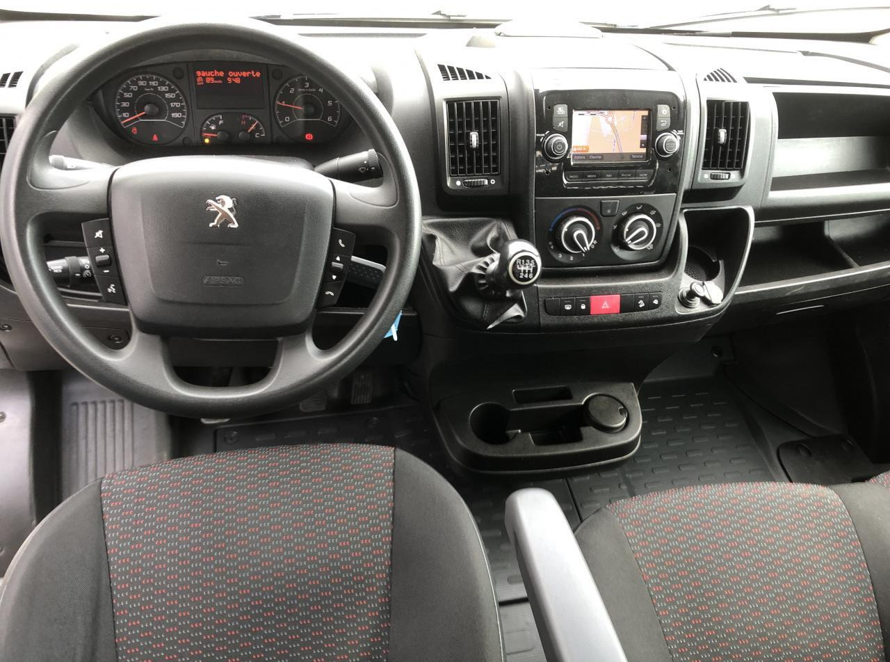 Peugeot Boxer PLATEAU 4M20 L4 2.2 BLUEHDI 140 S&S PREMIUM - 플랫베드 밴 : 사진 3 Peugeot Boxer PLATEAU 4M20 L4 2.2 BLUEHDI 140 S&S PREMIUM - 플랫베드 밴 : 사진 3