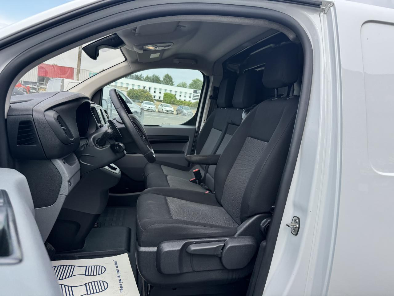 Peugeot Expert STANDARD 2.0 BLUEHDI 180CH S&S ASPHALT EAT8 - 패널 밴 : 사진 4 Peugeot Expert STANDARD 2.0 BLUEHDI 180CH S&S ASPHALT EAT8 - 패널 밴 : 사진 4
