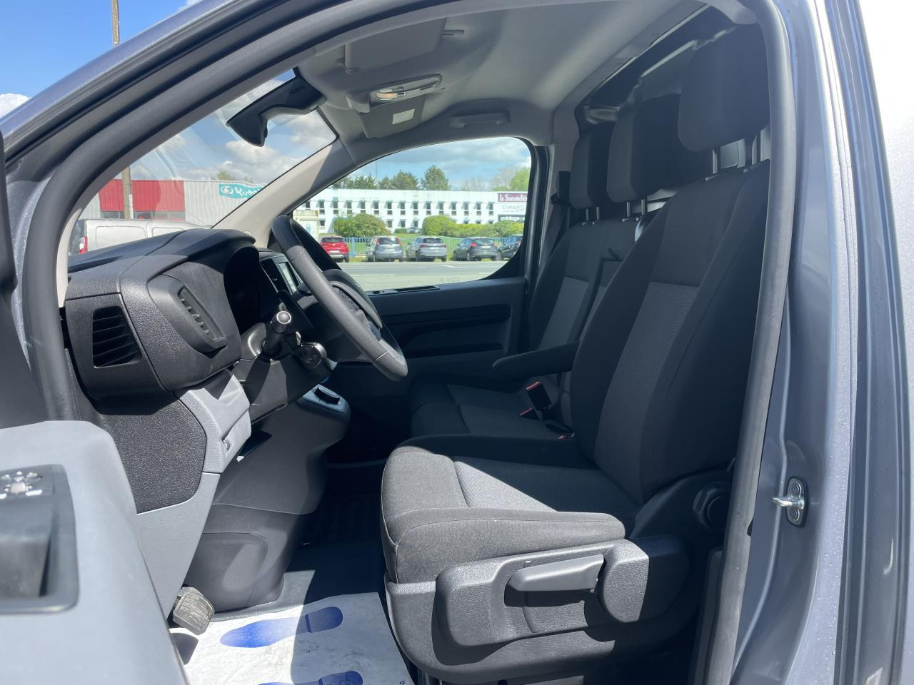Peugeot Expert Standard 2.0 BlueHDI -180CH EAT8 ASPHALT - 패널 밴 : 사진 5 Peugeot Expert Standard 2.0 BlueHDI -180CH EAT8 ASPHALT - 패널 밴 : 사진 5