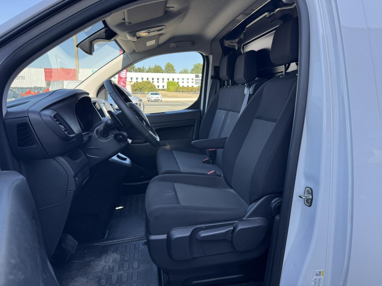 Peugeot Expert Standard 2.0 BlueHDi - 145 S&S - BV EAT8 III FOURGON Fourgon Asphalt PHASE 1 - 패널 밴 : 사진 4 Peugeot Expert Standard 2.0 BlueHDi - 145 S&S - BV EAT8 III FOURGON Fourgon Asphalt PHASE 1 - 패널 밴 : 사진 4