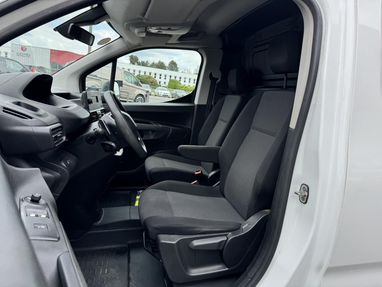 Peugeot Partner PEUGEOT M 650 KG 1.5 HDI 130 CH EAT-8 2 PL PREMIUM - 소형 밴 : 사진 4 Peugeot Partner PEUGEOT M 650 KG 1.5 HDI 130 CH EAT-8 2 PL PREMIUM - 소형 밴 : 사진 4