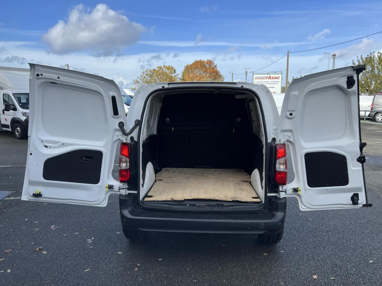 Peugeot Partner STANDARD 650KG BLUEHDI 130CH S&S ASPHALT EAT8 - 소형 밴 : 사진 3 Peugeot Partner STANDARD 650KG BLUEHDI 130CH S&S ASPHALT EAT8 - 소형 밴 : 사진 3