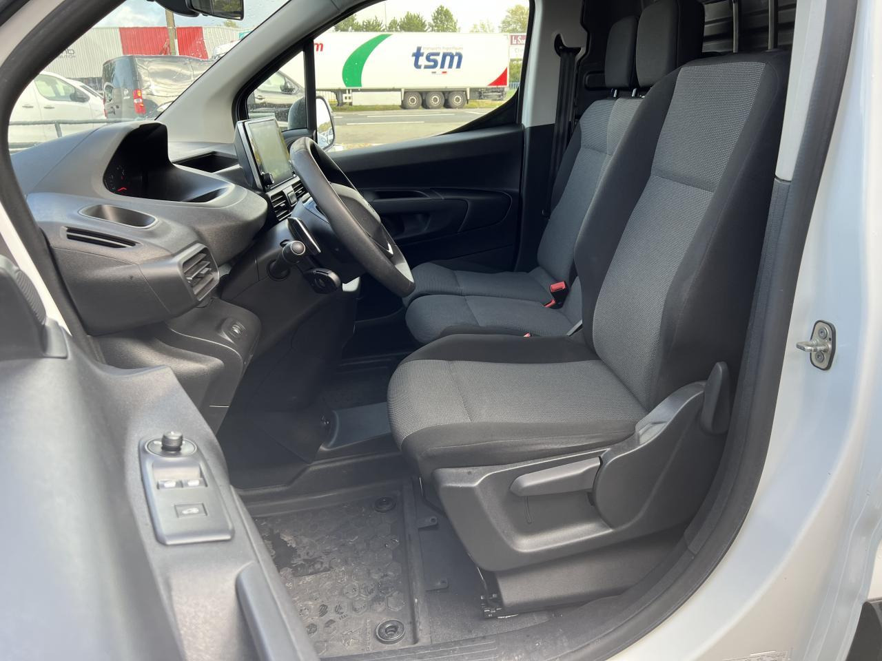 Peugeot Partner STANDARD 650KG BLUEHDI 130CH S&S ASPHALT EAT8 - 소형 밴 : 사진 5 Peugeot Partner STANDARD 650KG BLUEHDI 130CH S&S ASPHALT EAT8 - 소형 밴 : 사진 5