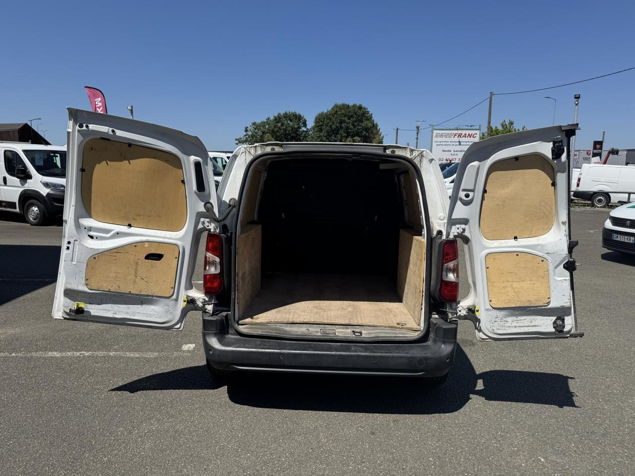 Peugeot Partner STANDARD 650KG BLUEHDI 130CH S&S ASPHALT EAT8 - 소형 밴 : 사진 2 Peugeot Partner STANDARD 650KG BLUEHDI 130CH S&S ASPHALT EAT8 - 소형 밴 : 사진 2