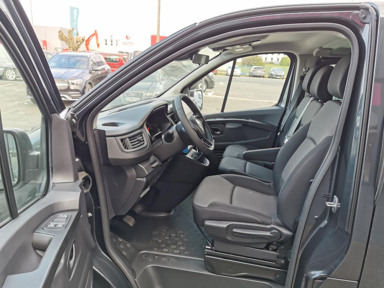 RENAULT Trafic L2 2.0 Energy dCi - 150 - S&S - BV EDC Euro 6e III COMBI Combi Intens L2H1 PHASE 3 - 승합차 : 사진 5 RENAULT Trafic L2 2.0 Energy dCi - 150 - S&S - BV EDC Euro 6e III COMBI Combi Intens L2H1 PHASE 3 - 승합차 : 사진 5