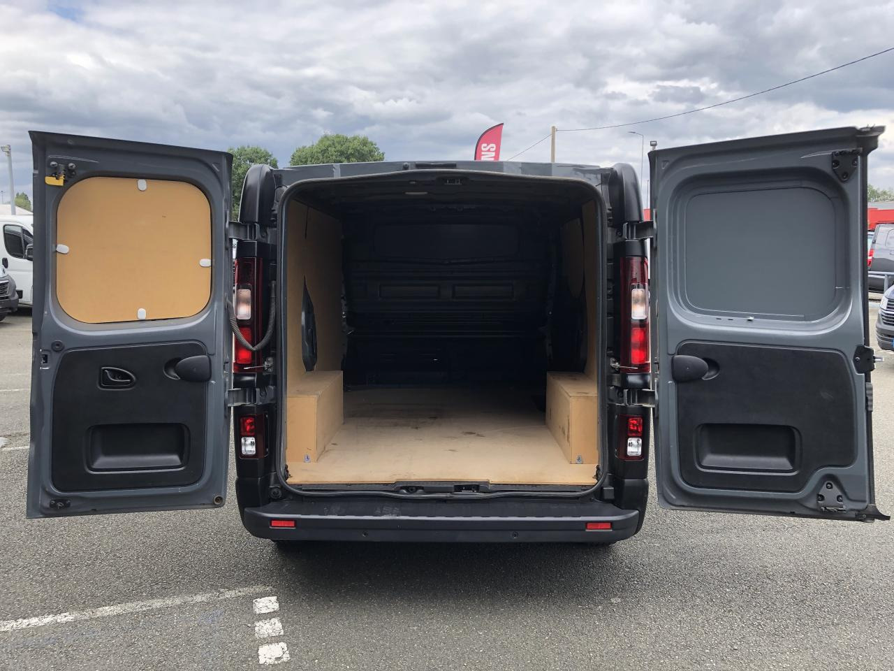 RENAULT trafic L1H1 2T8 2.0 BLUE DCI 130CH GRAND CONFORT KIT BOIS - 패널 밴 : 사진 2 RENAULT trafic L1H1 2T8 2.0 BLUE DCI 130CH GRAND CONFORT KIT BOIS - 패널 밴 : 사진 2