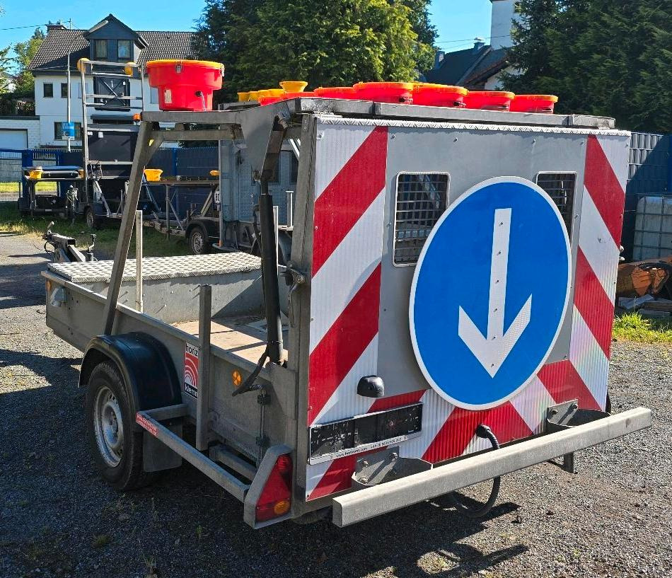 Horizont LED Absperrtafel VZ616 FAT Verkehrsleittafel Verkehrssicherungsanhänger Sperrwand Nissen Trebbiner - 트레일러 : 사진 1 Horizont LED Absperrtafel VZ616 FAT Verkehrsleittafel Verkehrssicherungsanhänger Sperrwand Nissen Trebbiner - 트레일러 : 사진 1