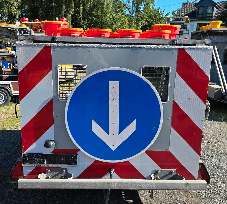 Horizont LED Absperrtafel VZ616 FAT Verkehrsleittafel Verkehrssicherungsanhänger Sperrwand Nissen Trebbiner - 트레일러 : 사진 2 Horizont LED Absperrtafel VZ616 FAT Verkehrsleittafel Verkehrssicherungsanhänger Sperrwand Nissen Trebbiner - 트레일러 : 사진 2