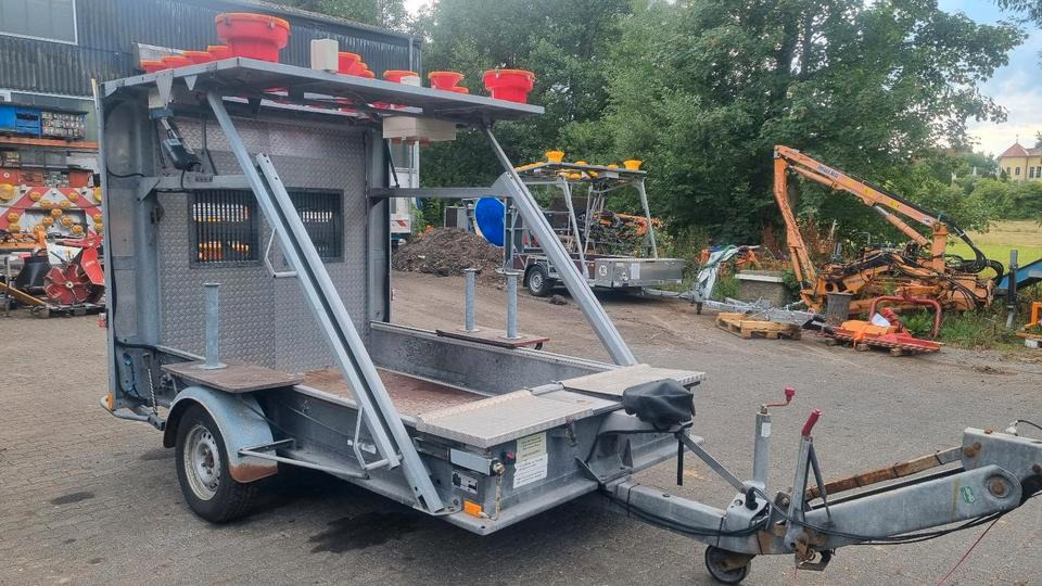 Mersch Absperrtafel Vz616 mit Horizont Leuchtkreuzanlage Sperrwand Sperranhänger Leittafel Leitanhänger Verkehrsleittafel Verkehrsleitanhänger Verkehrssicherungsanhänger Nissen Trebbiner - 트레일러 : 사진 1 Mersch Absperrtafel Vz616 mit Horizont Leuchtkreuzanlage Sperrwand Sperranhänger Leittafel Leitanhänger Verkehrsleittafel Verkehrsleitanhänger Verkehrssicherungsanhänger Nissen Trebbiner - 트레일러 : 사진 1