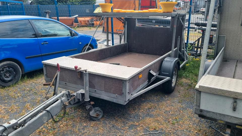 Nissen Absperrtafel VZ616 LED Absperrtafel Sperrwand Verkehrsleittafel Verkehrsleitanhänger Verkehrssicherungsanhänger Leitanhänger Leittafel Verkehrssicherung Nissen Horizont - 트레일러 : 사진 1 Nissen Absperrtafel VZ616 LED Absperrtafel Sperrwand Verkehrsleittafel Verkehrsleitanhänger Verkehrssicherungsanhänger Leitanhänger Leittafel Verkehrssicherung Nissen Horizont - 트레일러 : 사진 1
