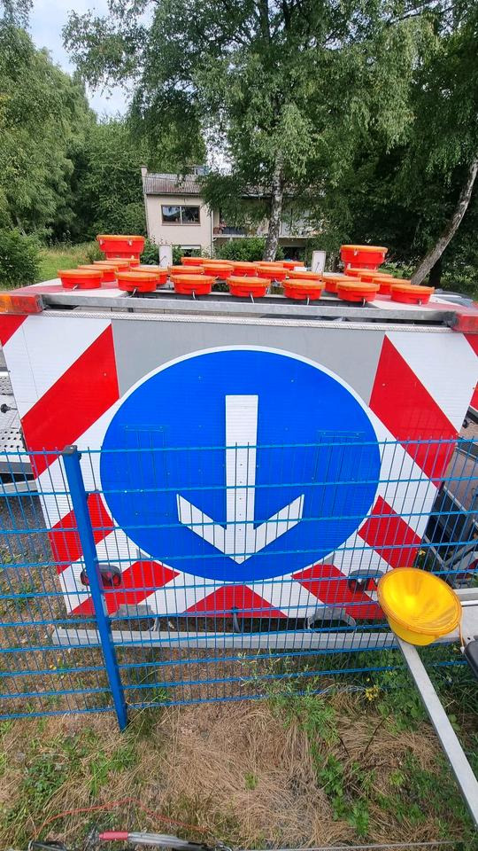 Trebbiner Absperrtafel VZ616 LED Funkwarnmeldeanlage Absperrtafel Sperrwand Verkehrsleittafel Verkehrsleitanhänger Verkehrssicherungsanhänger Leitanhänger Leittafel Verkehrssicherung Nissen Horizont - 트레일러 : 사진 4 Trebbiner Absperrtafel VZ616 LED Funkwarnmeldeanlage Absperrtafel Sperrwand Verkehrsleittafel Verkehrsleitanhänger Verkehrssicherungsanhänger Leitanhänger Leittafel Verkehrssicherung Nissen Horizont - 트레일러 : 사진 4