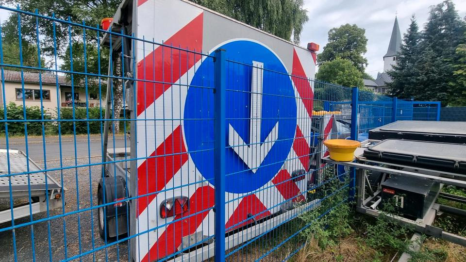 Trebbiner Absperrtafel VZ616 LED Funkwarnmeldeanlage Absperrtafel Sperrwand Verkehrsleittafel Verkehrsleitanhänger Verkehrssicherungsanhänger Leitanhänger Leittafel Verkehrssicherung Nissen Horizont - 트레일러 : 사진 3 Trebbiner Absperrtafel VZ616 LED Funkwarnmeldeanlage Absperrtafel Sperrwand Verkehrsleittafel Verkehrsleitanhänger Verkehrssicherungsanhänger Leitanhänger Leittafel Verkehrssicherung Nissen Horizont - 트레일러 : 사진 3