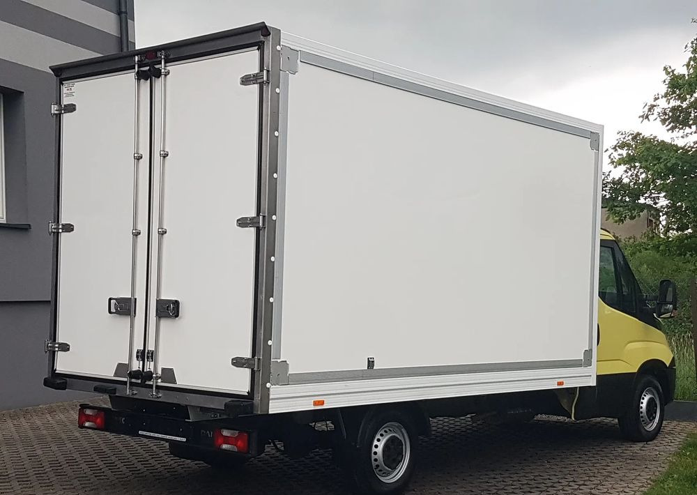 Iveco Daily 8EP KONTENER 4,14x2,21x2,20 KLIMA MANUAL KRAJOWY DMC 3500KG - 박스 밴 : 사진 4 Iveco Daily 8EP KONTENER 4,14x2,21x2,20 KLIMA MANUAL KRAJOWY DMC 3500KG - 박스 밴 : 사진 4