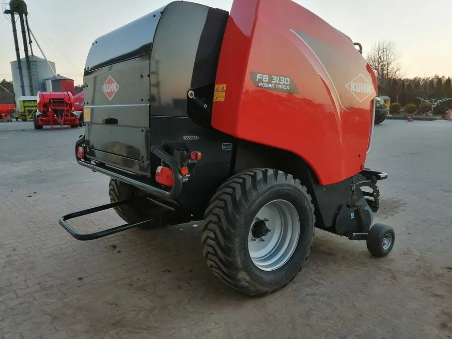 Prasa rolująca Kuhn 3130 Power track 2017r. - 원형 베일러 : 사진 4 Prasa rolująca Kuhn 3130 Power track 2017r. - 원형 베일러 : 사진 4