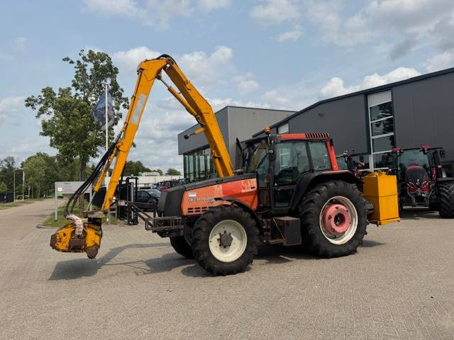 Valtra 8150 hitech met Bos maaiarm met klepelmaaier - 장궤형 트랙터 : 사진 2 Valtra 8150 hitech met Bos maaiarm met klepelmaaier - 장궤형 트랙터 : 사진 2