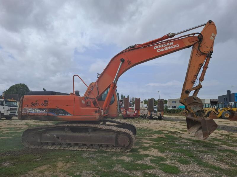 Doosan SOLAR 255LC-V - 크롤러 굴삭기 : 사진 1 Doosan SOLAR 255LC-V - 크롤러 굴삭기 : 사진 1