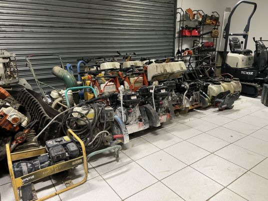 Scie à sol HUSQVARNA - 건설장비 : 사진 4 Scie à sol HUSQVARNA - 건설장비 : 사진 4